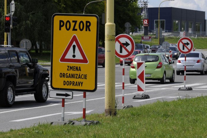 Ilustračný obrázok k článku Motoristi zbystrite: Aktuálne dopravné obmedzenia aj priamo v Považskej!