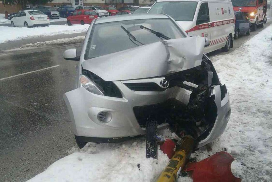 Ilustračný obrázok k článku Nehoda v Považskej Bystrici: Auto zrámovalo stĺp verejného osvetlenia! FOTO