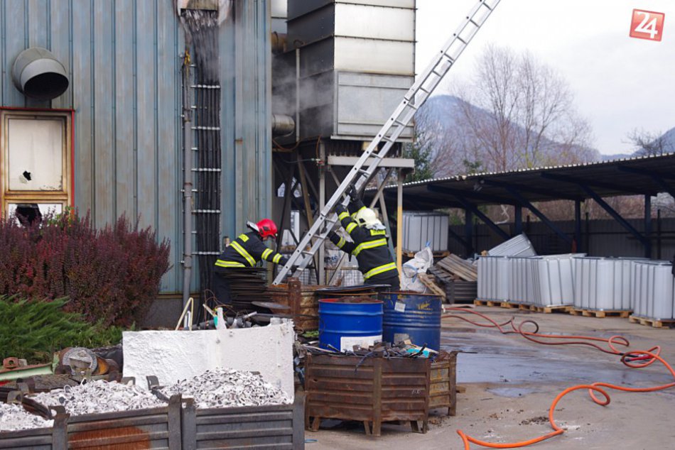 Požiar zlievarne v Považskej: Práca hasičov