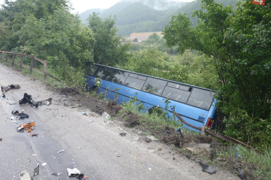 Ilustračný obrázok k článku Autobus v priekope, v aute päť zranených: FOTO z miesta nehody blízko Považskej