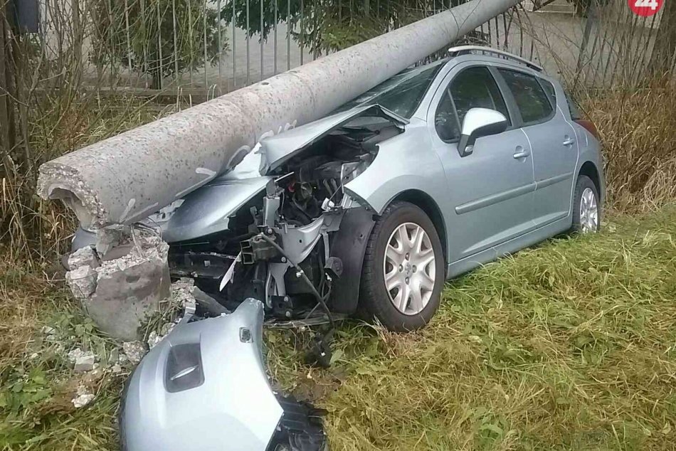 Ilustračný obrázok k článku Auto nárazom zlomilo elektrický stĺp: Jeden zranený po nehode v Považskej, FOTO