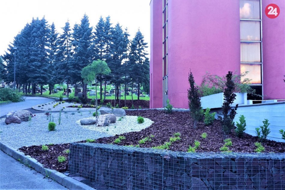 Ilustračný obrázok k článku Cintorín v Jelšovom dostal nový odtieň: Pri dome smútku je hneď krajšie, FOTO