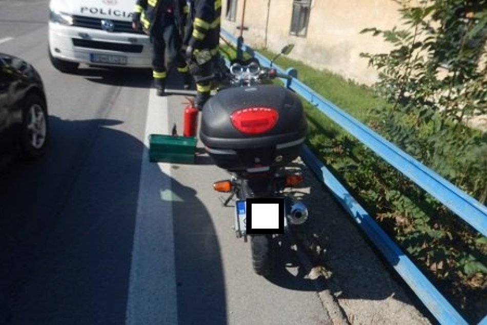 Ilustračný obrázok k článku Dopravná nehoda v Domaniži: Motocyklista narazil do auta a zranil sa, FOTO