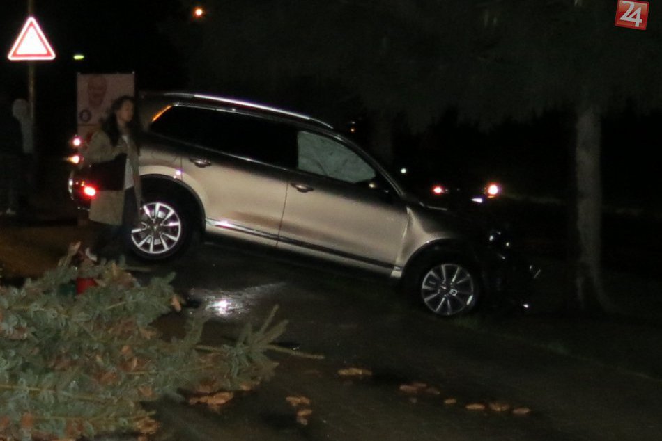 Nehoda v centre Považskej: Zrážka áut pri padnutom strome