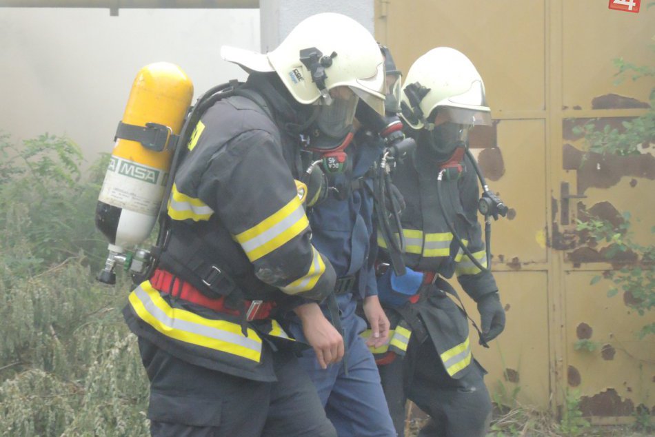 FOTO: Hasiči z nášho kraja nacvičovali zásah pri výbuchu a požiari