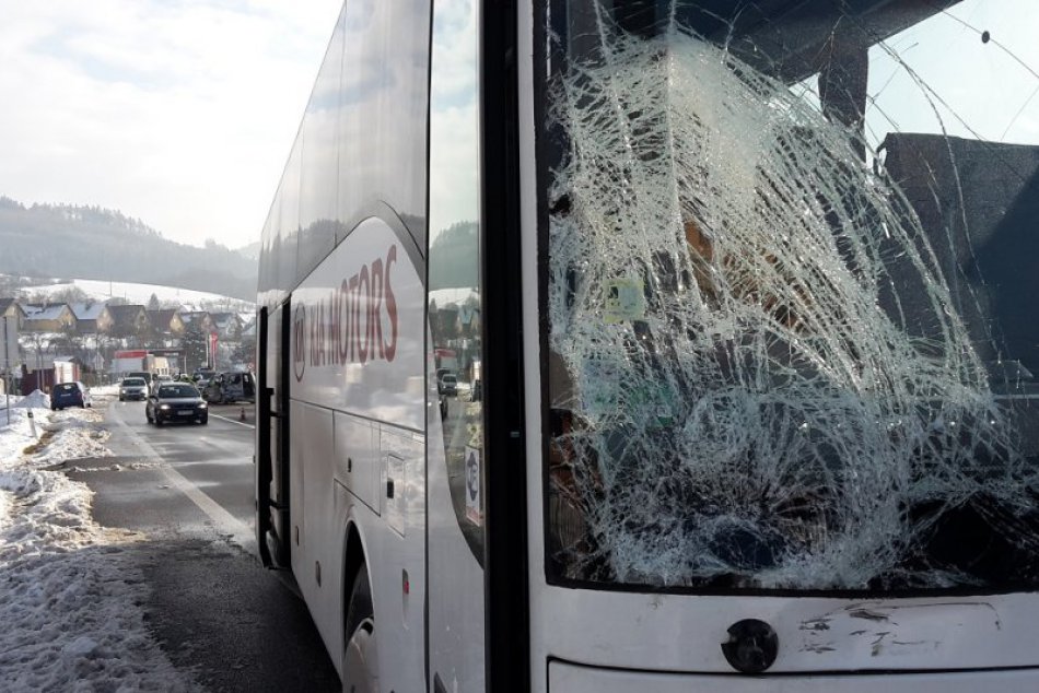 Dopravná nehoda dvoch áut a autobusu v Považskej Teplej: Zábery z miesta