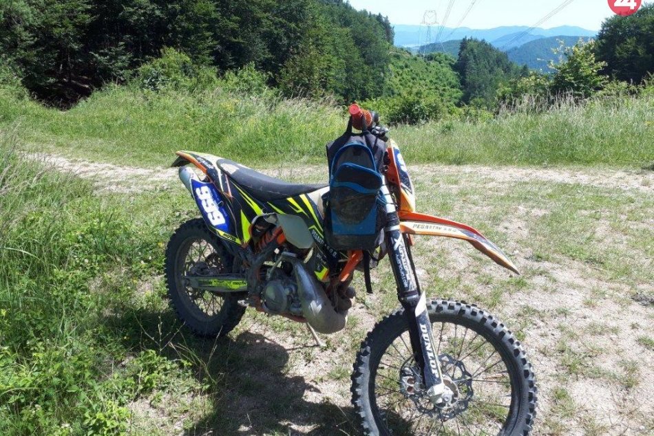 Policajti z Považskej Bystrice chytili motorkára: Jazdil po chránenom území