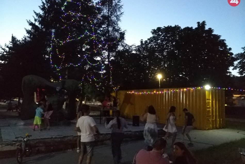 Vianočný stromček v Považskej Bystrici v lete: Takto dotvára kulisu