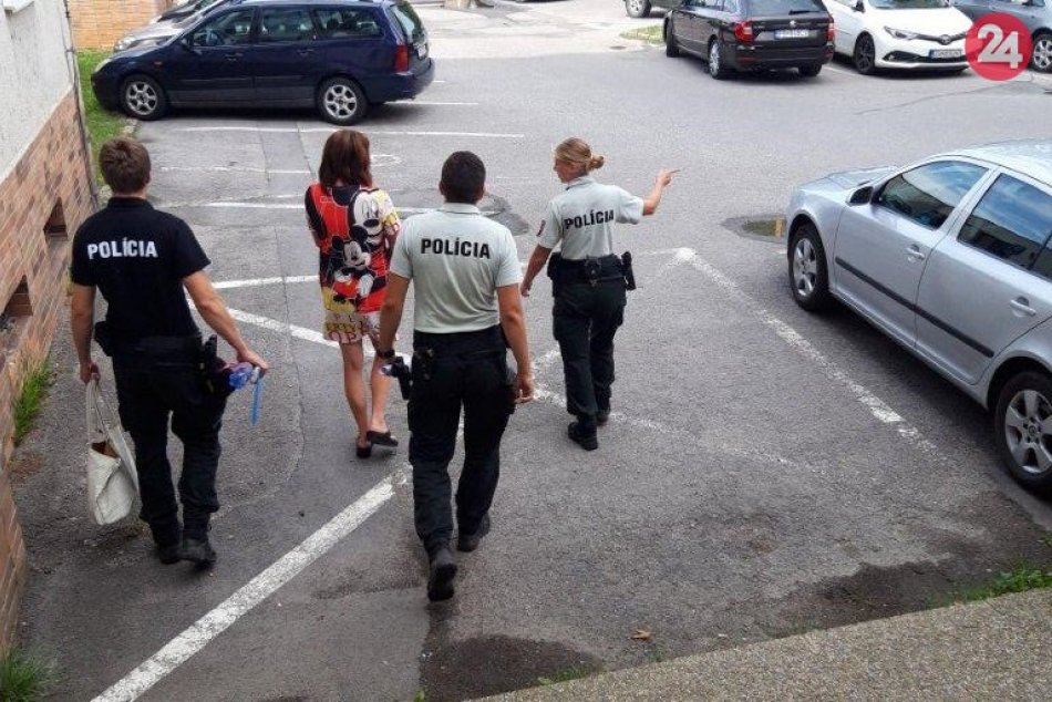 Nadeždu (49) odvádzajú z polície v Považskej Bystrici: Nafúkala 2,71 promile