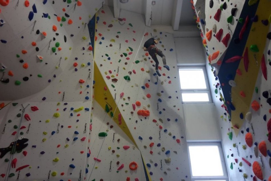Nové lezecká stena v Považskej Bystrici: Zábery z jej otvorenia