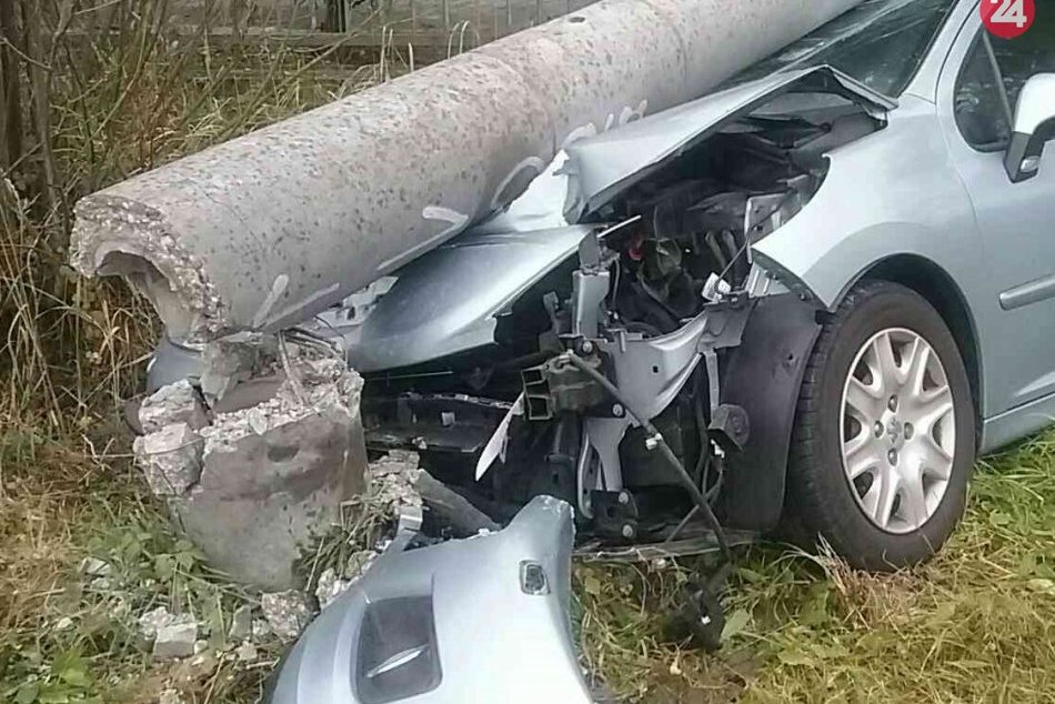 FOTO: Nehoda v Považskej Bystrici, auto zlomilo elektrický stĺp