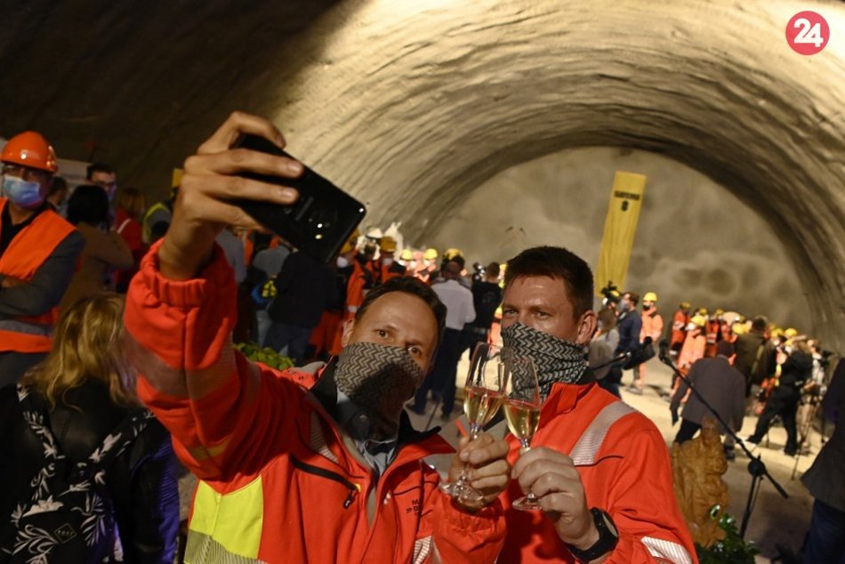 FOTO: Za účasti ministra Doležala prerazili posledné decimetre tunela Milochov
