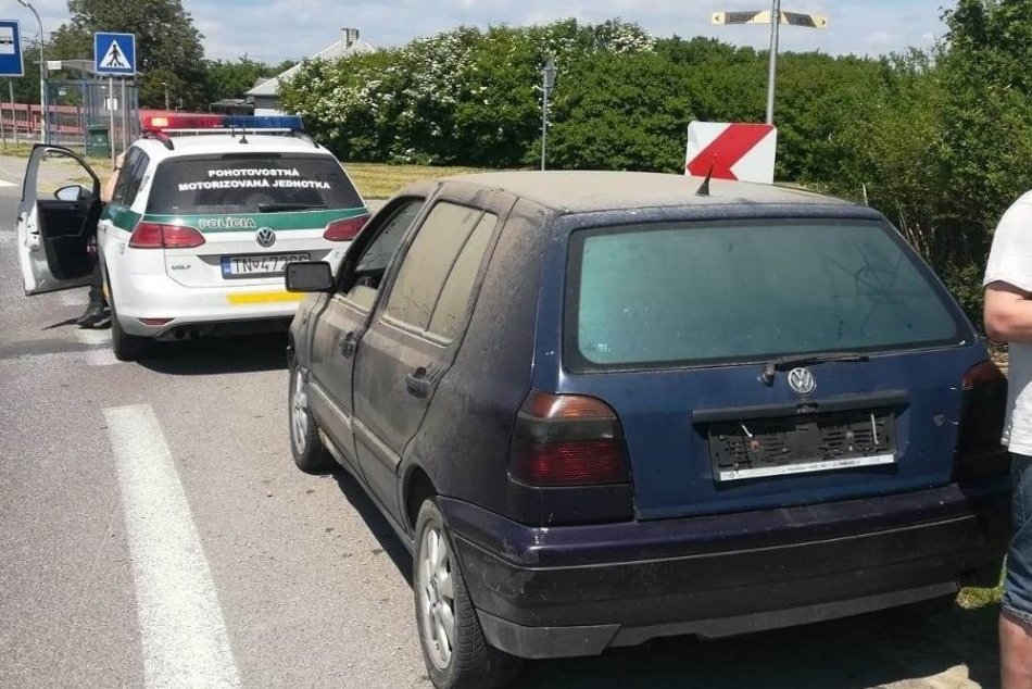 FOTO: Policajti chytili v Beluši zdrogovaného vodiča bez papierov na tomto aute