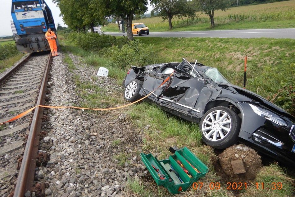 FOTO: Zrážka s rušňom pri Pruskom si vyžiadala zranenie vodičky