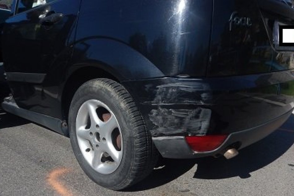 FOTO: Pri nehode v Domaniži motorkár narazil do auta
